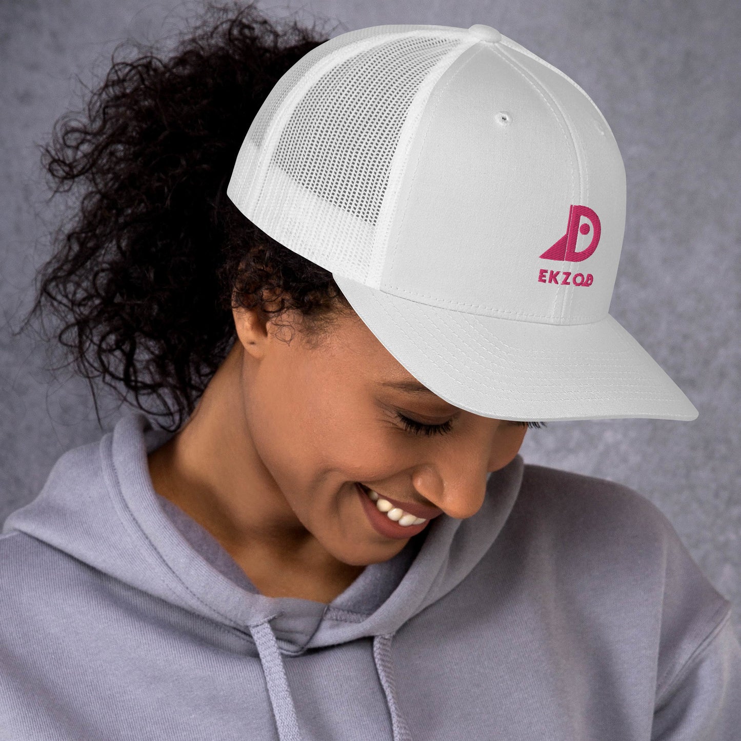 Casquette Trucker brodée (blanc rose)