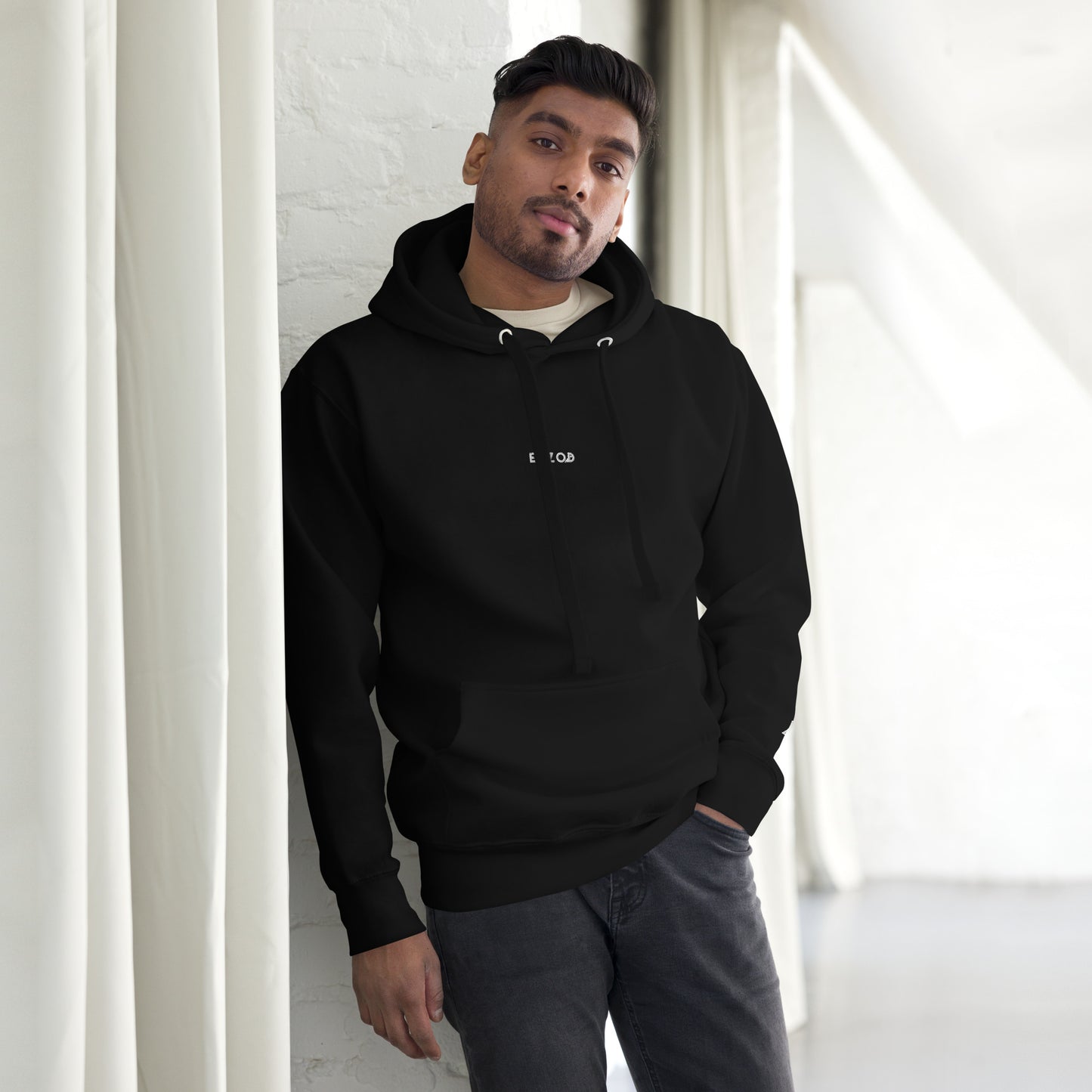 Hoodie Océan brodé premium (noir unisexe)